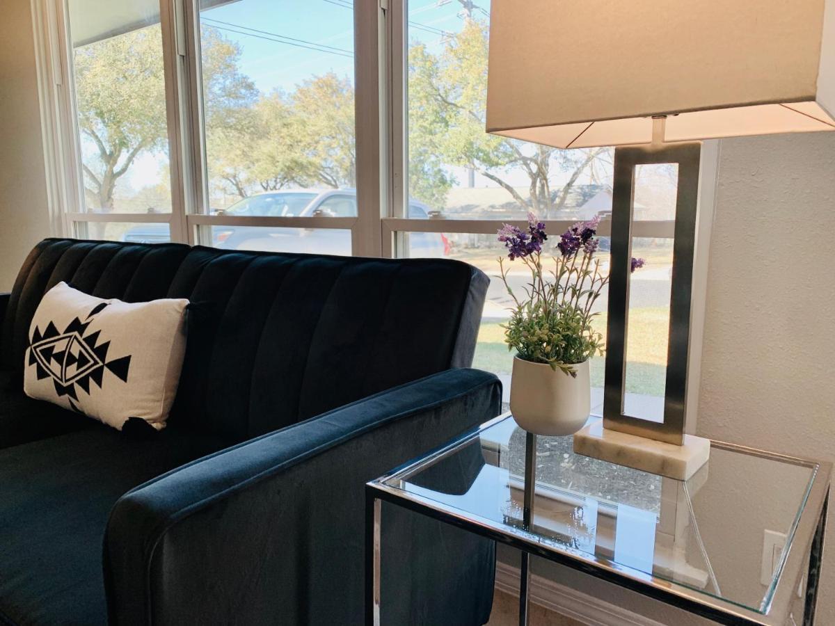 Gasthof Blue-door @maywood - Modern Spaces San Antonio