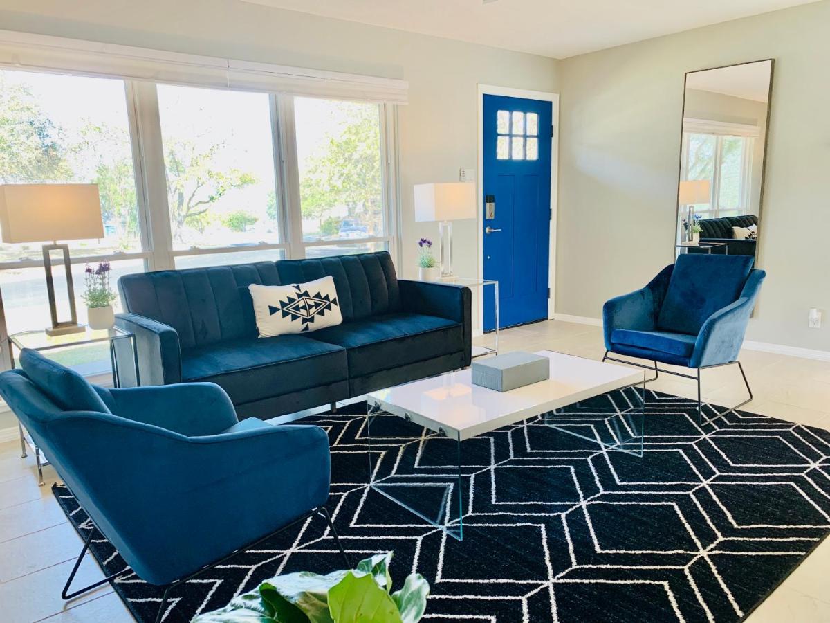 Gasthof Blue-door @maywood - Modern Spaces San Antonio